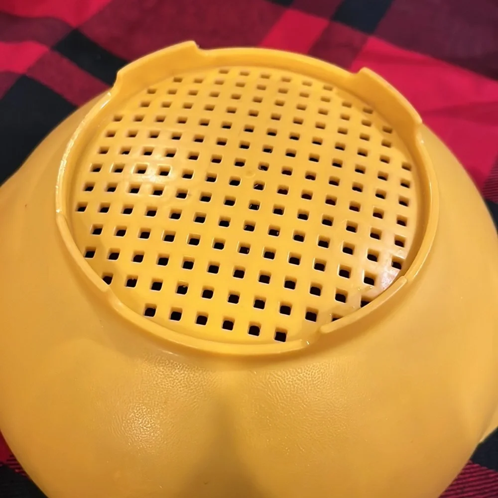 Vintage 1980s 8 inch 1Qt Tupperware Yellow Colander Strainer #1200